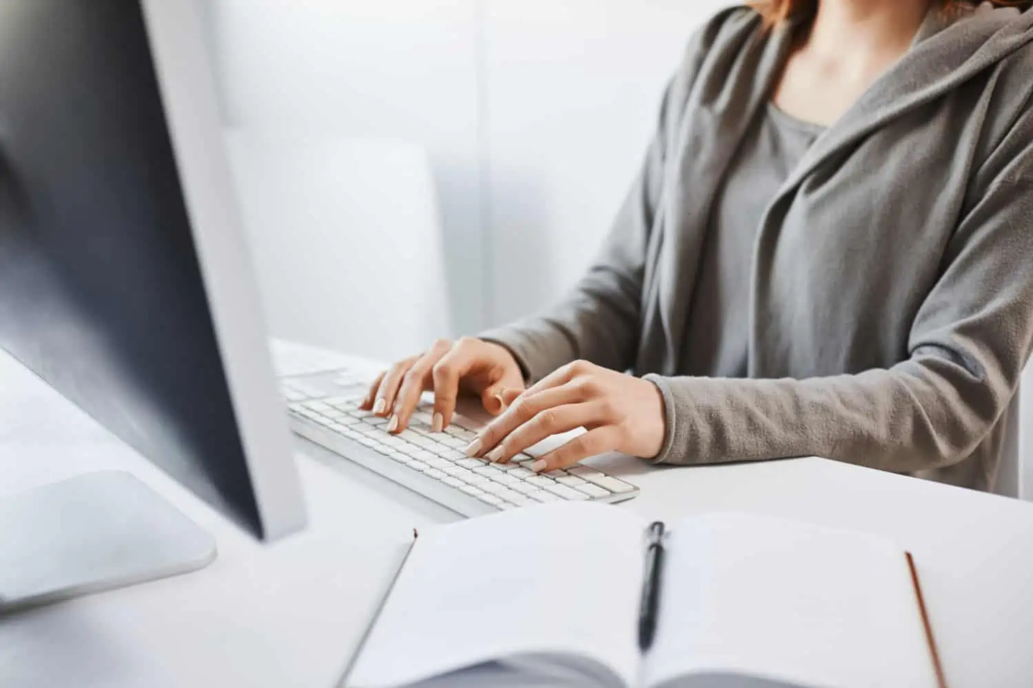 Vereidigte Übersetzerin bei der Arbeit